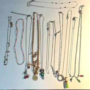 NECKLACE LOT GOLD TONE /SILVER TONE